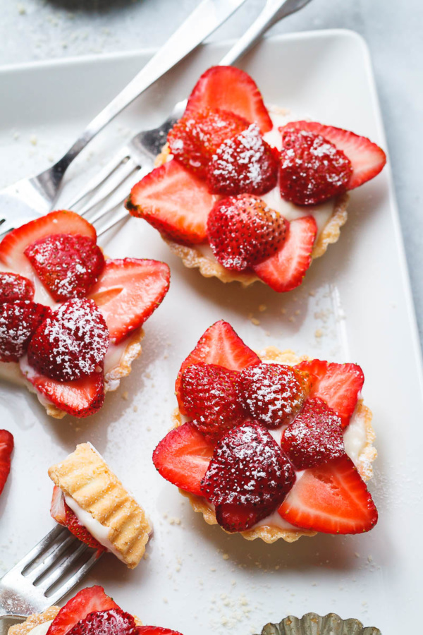 Mini Strawberry Cheesecake Tart - #recipe by #eatwell101 - https://www.eatwell101.com/strawberry-cheesecake-cups-recipe