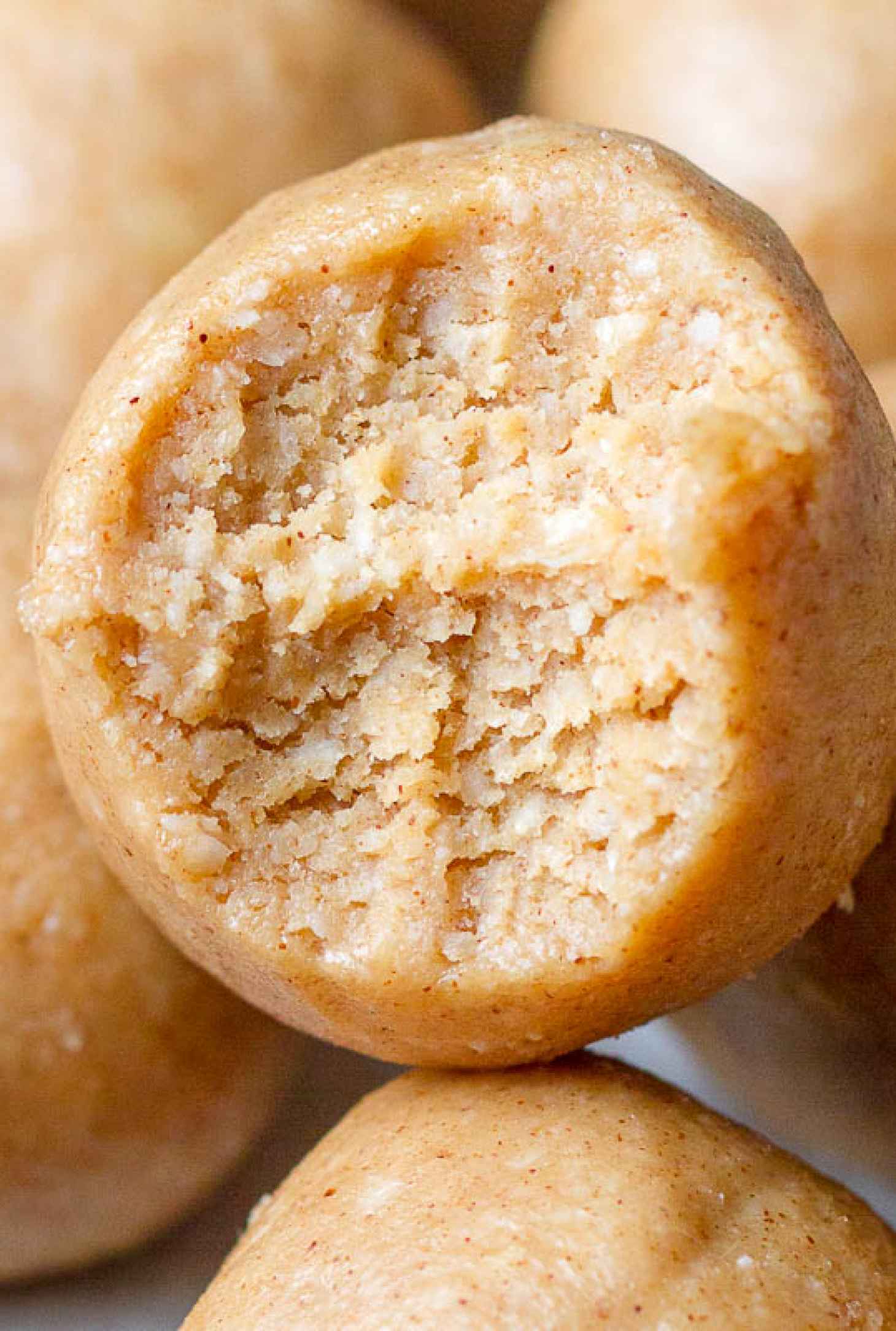 3-Ingredient Almond Butter Fat Bombs - #recipe by #eatwell101 - https://www.eatwell101.com/almond-butter-fat-bombs-recipe
