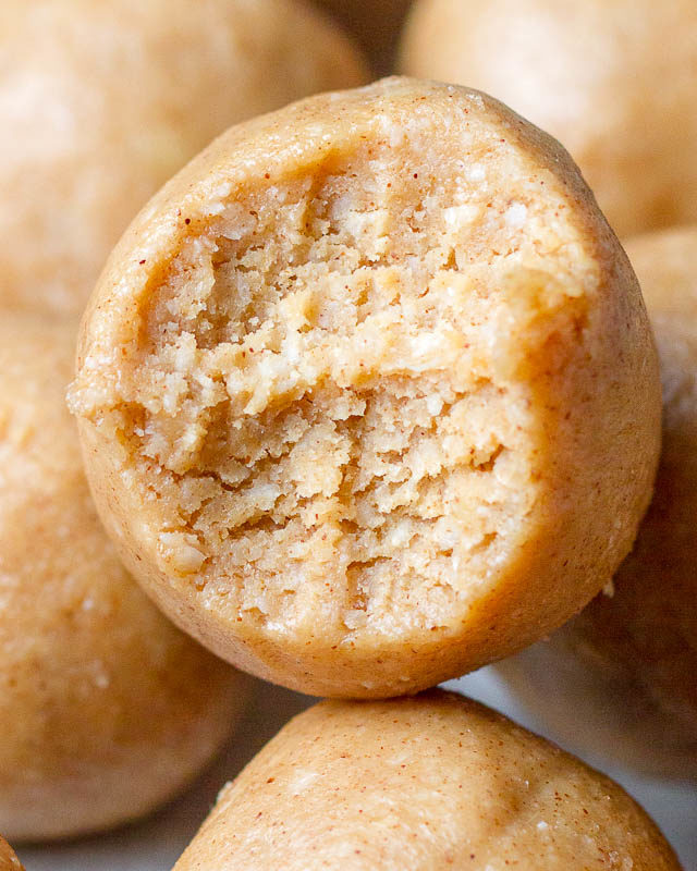 3-Ingredient Almond Butter Fat Bombs - #recipe by #eatwell101 - https://www.eatwell101.com/almond-butter-fat-bombs-recipe