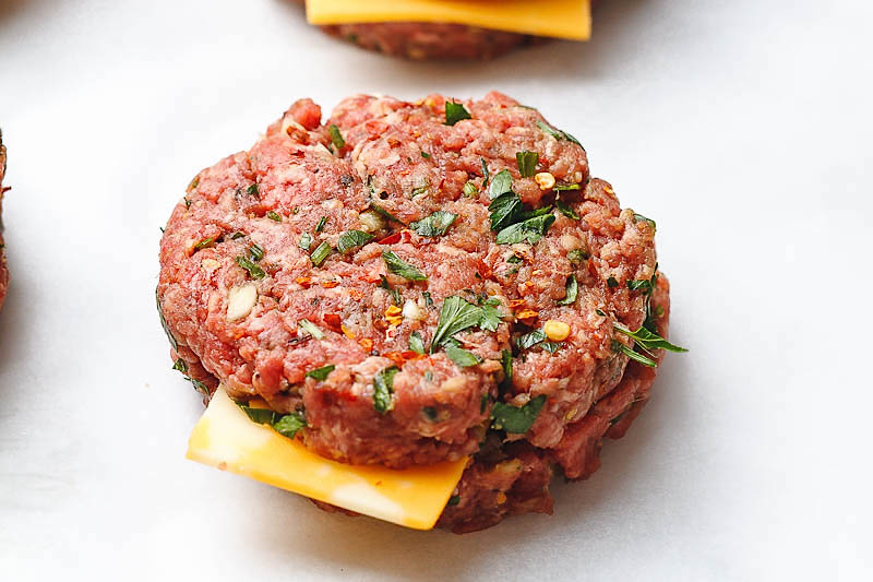 Cheesy Garlic Burgers with Lemon Butter Zucchini Noodles - Rich and juicy, you'll instantly fall in love with these hamburger patties served with plenty of lemony zucchini noodles. - #recipe by #eatwell101