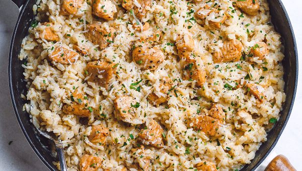 One-Pan Creamy Parmesan Chicken and Rice - #recipe by #eatwell101 - https://www.eatwell101.com/one-pan-creamy-parmesan-chicken-and-rice