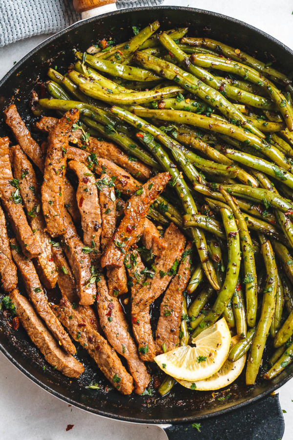 Garlic Butter Steak and Lemon Green Beans Skillet - #recipe by #eatwell101 - https://www.eatwell101.com/garlic-butter-steak-and-green-beans-recipe