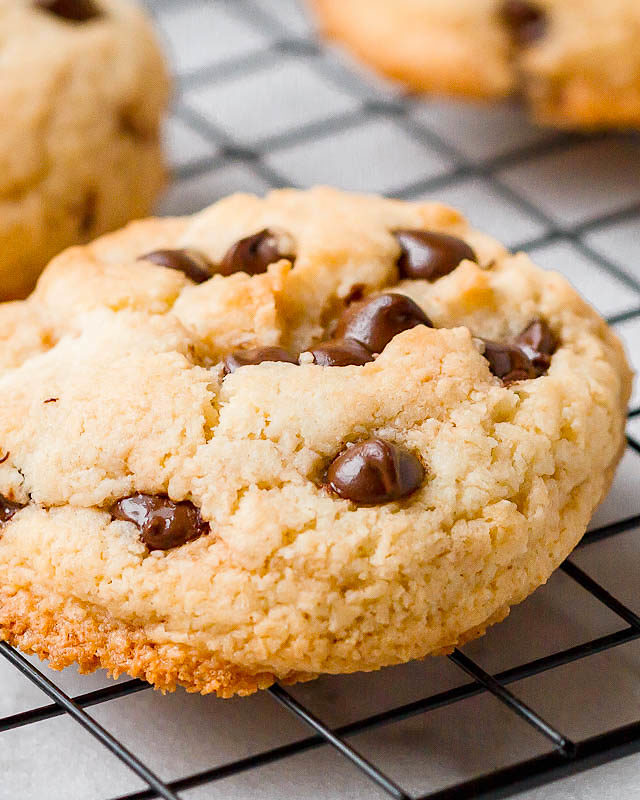 Chocolate Chip Cookies {Low Carb, Keto, Paleo} - #recipe by #eatwell101 - https://www.eatwell101.com/keto-chocolate-chip-cookies-recipe