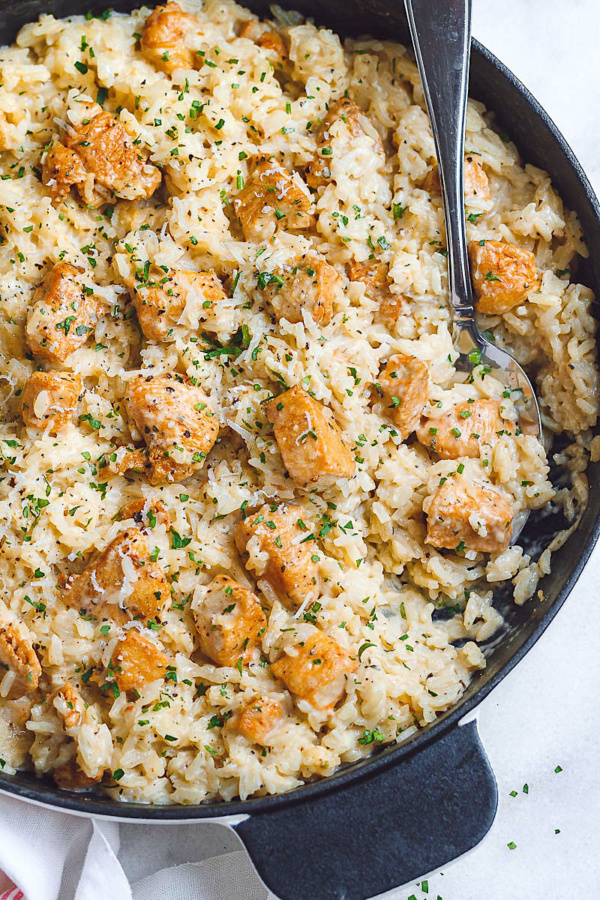 One-Pan Creamy Parmesan Chicken and Rice - #recipe by #eatwell101 - https://www.eatwell101.com/one-pan-creamy-parmesan-chicken-and-rice