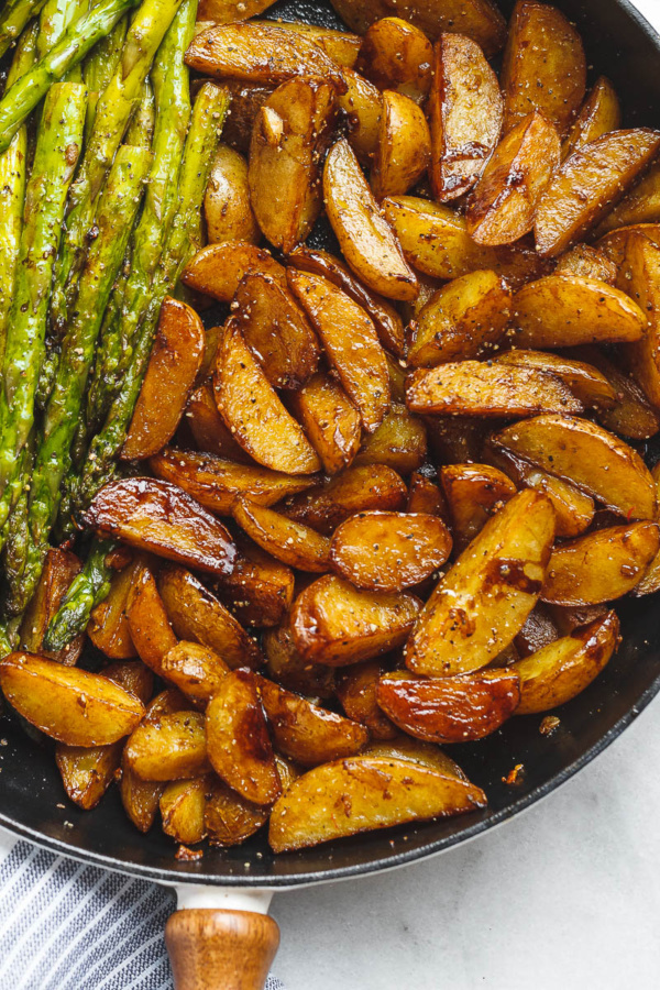 Balsamic Baby Potatoes With Asparagus - #recipe by #eatwell101 - https://www.eatwell101.com/garlic-balsamic-baby-potatoes-with-asparagus
