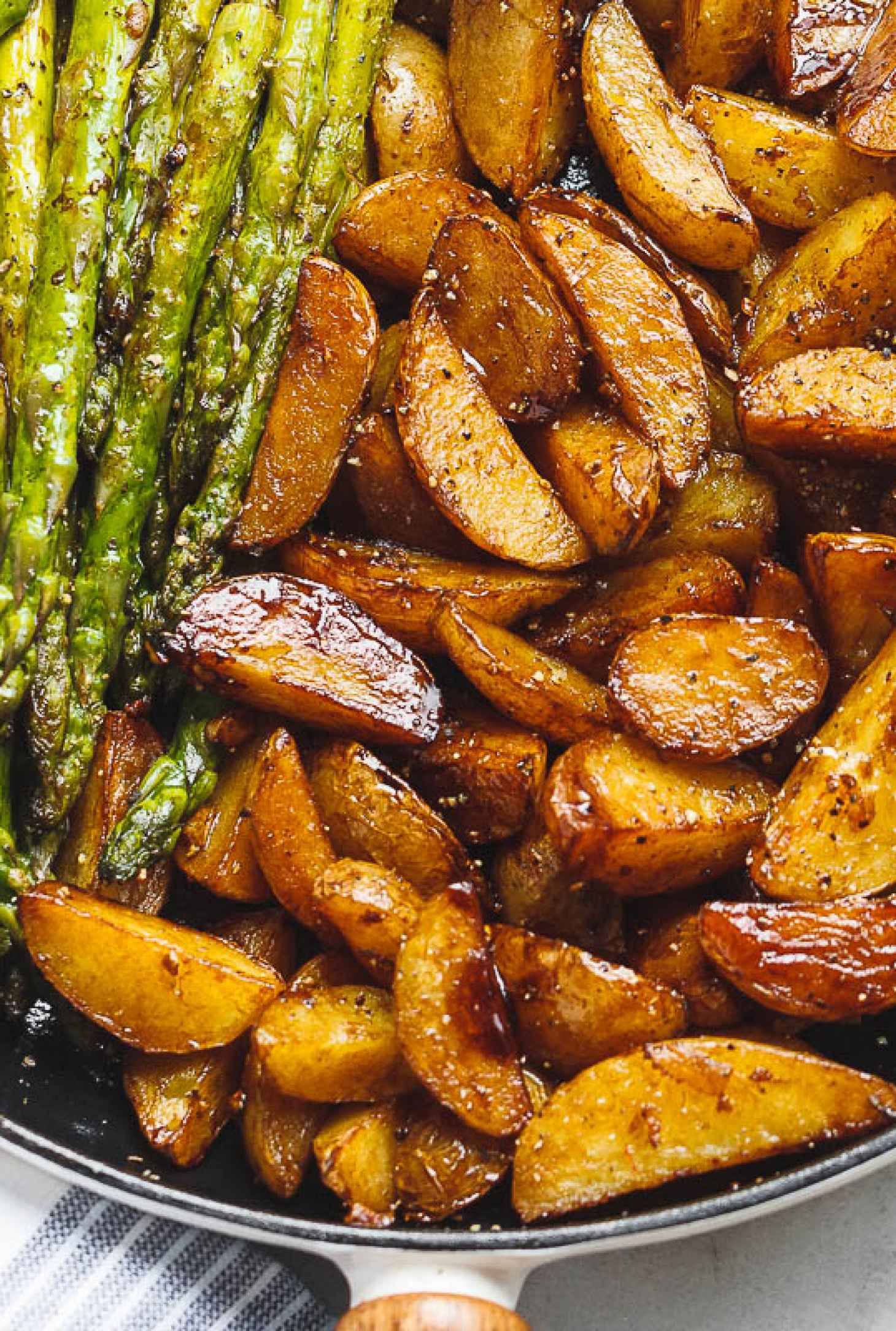 Garlic Balsamic Baby Potatoes With Asparagus - #recipe by #eatwell101 - https://www.eatwell101.com/garlic-balsamic-baby-potatoes-with-asparagus