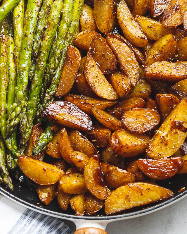 Garlic Balsamic Baby Potatoes With Asparagus - #recipe by #eatwell101 - https://www.eatwell101.com/garlic-balsamic-baby-potatoes-with-asparagus