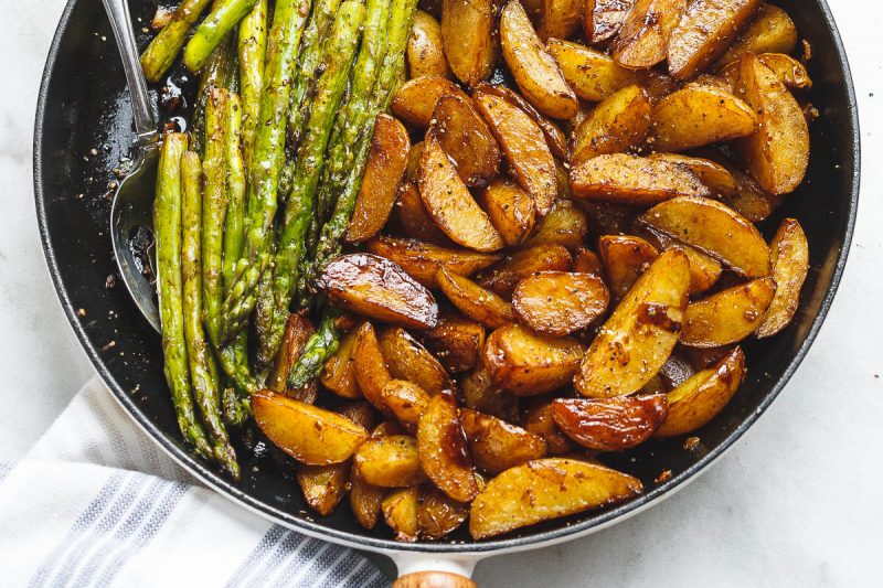 Garlic Balsamic Baby Potatoes With Asparagus - #recipe by #eatwell101 - https://www.eatwell101.com/garlic-balsamic-baby-potatoes-with-asparagus