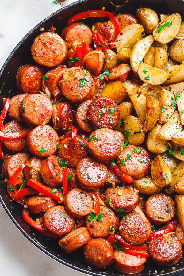 20-Minute Smoked Sausage and Potato Skillet - #recipe by #eatwell101 - https://www.eatwell101.com/smoked-sausage-and-potato-skillet-recipe