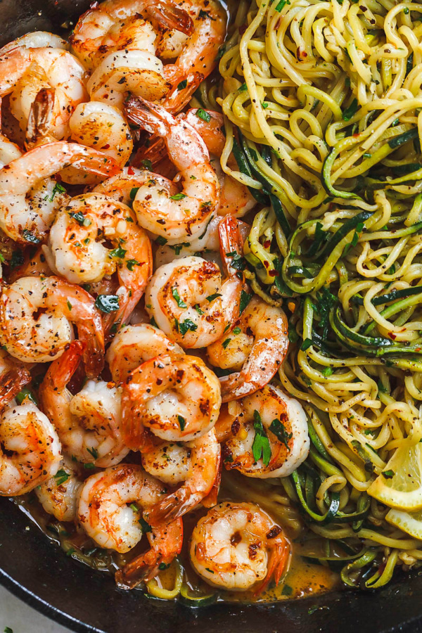 Lemon Garlic Butter Shrimp with Zucchini Noodles (10-Minute ) - #recipe by #eatwell101 - https://www.eatwell101.com/lemon-garlic-butter-shrimp-with-zucchini-noodles