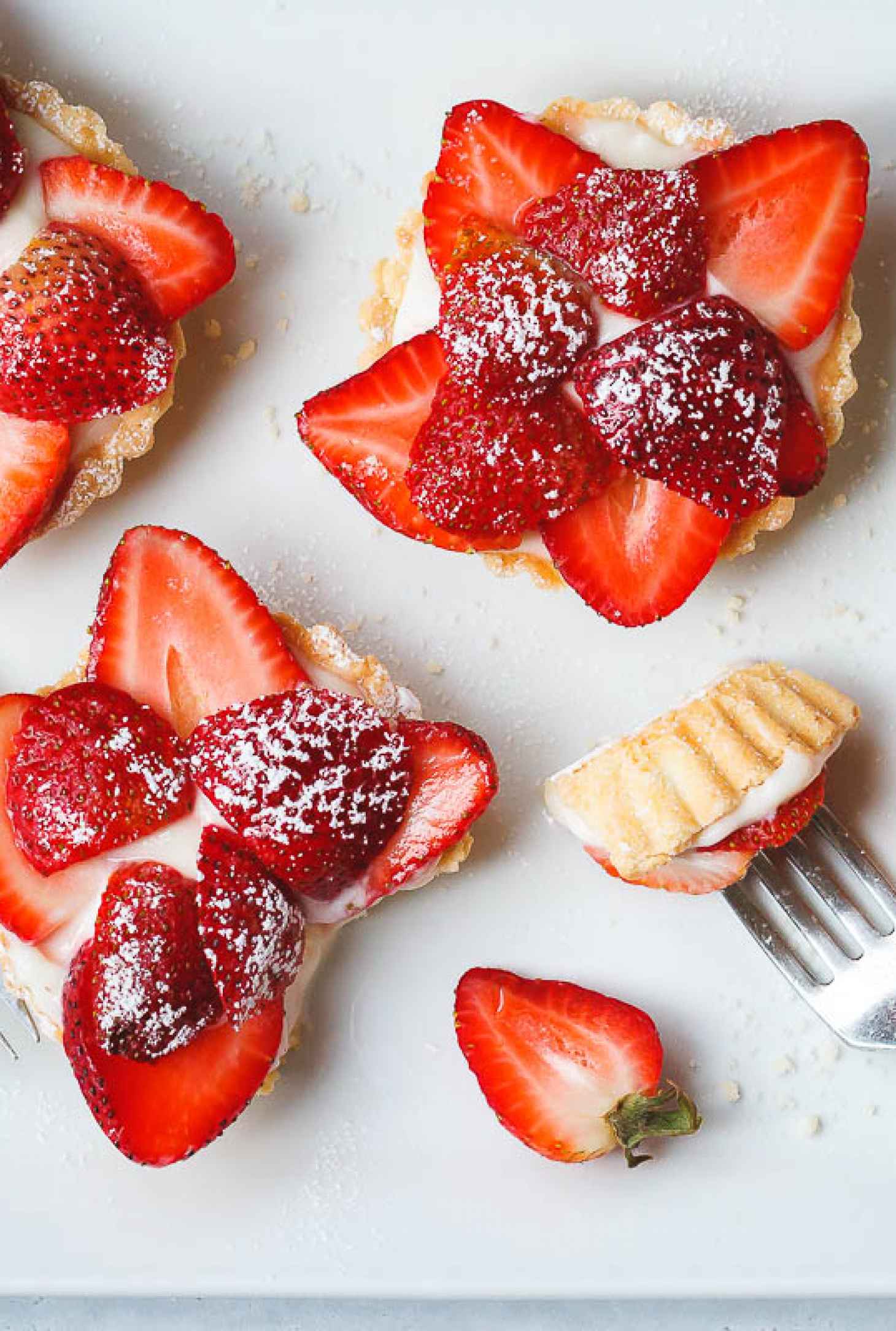 Mini Strawberry Cheesecake Tart - #recipe by #eatwell101 - https://www.eatwell101.com/strawberry-cheesecake-cups-recipe