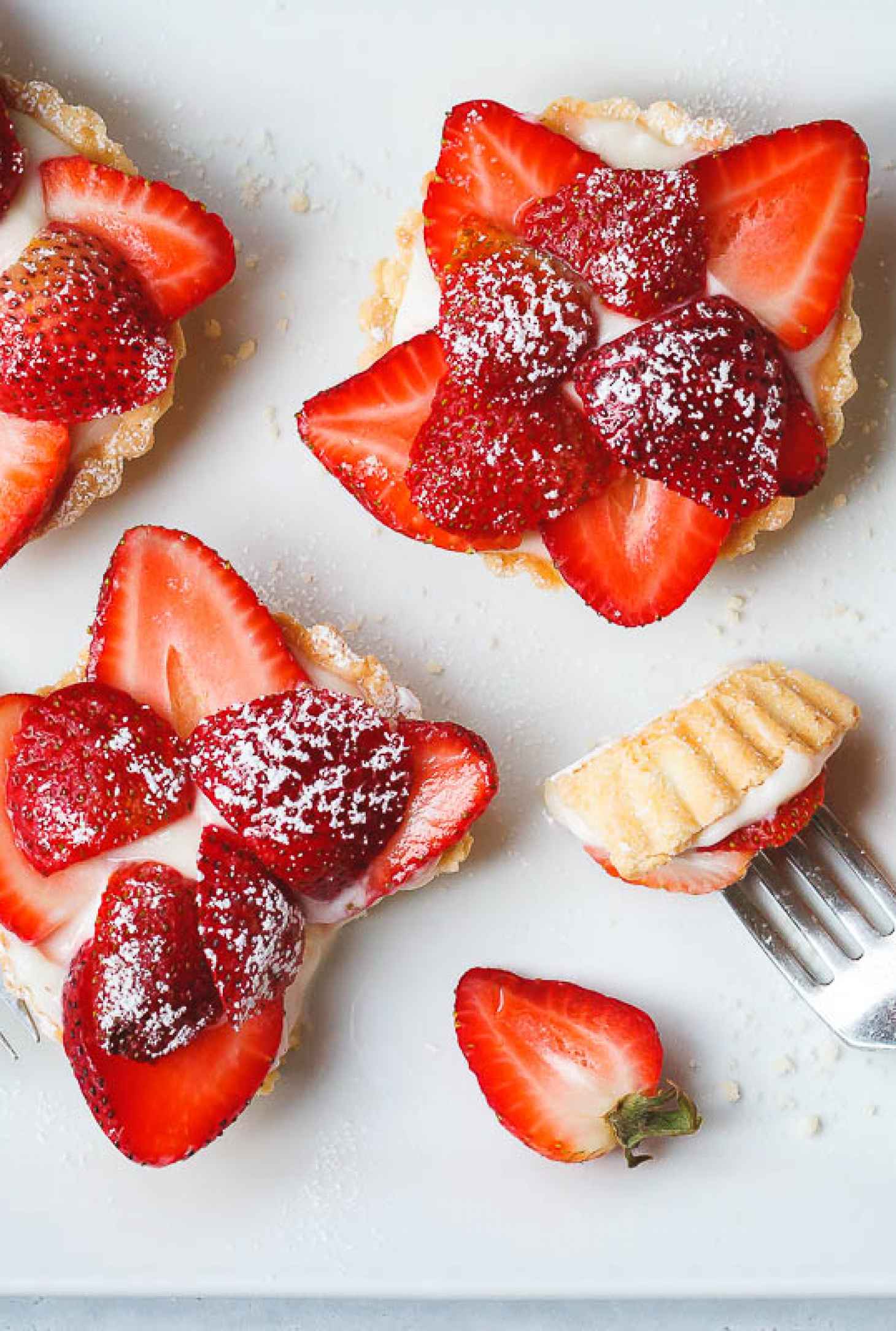 16 Healthy Summer Dessert Ideas 8 Mini Strawberry Cheesecake Tart - #recipe by #eatwell101 - https://www.eatwell101.com/strawberry-cheesecake-cups-recipe
