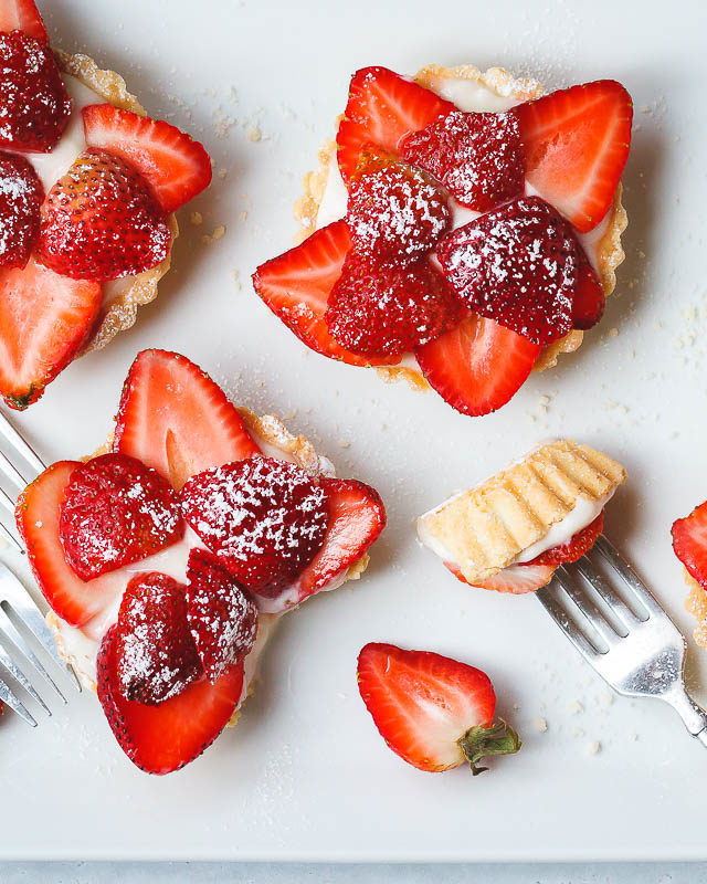 Strawberry Cheesecake Cups - #recipe by #eatwell101 - https://www.eatwell101.com/strawberry-cheesecake-cups-recipe