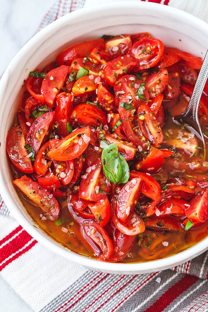 Marinated Cherry Tomato Salad - Echt, reeeeeeally delicious! Een super simpele tomatensalade met een punch of flavor.
