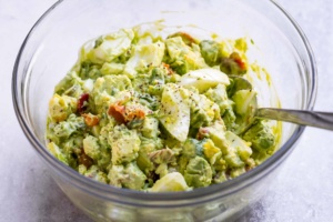 Creamy Avocado Egg Salad with Crispy Bacon – Easy, nutritious, and SO delicious! This chunky avocado egg salad is made with simple ingredients from your pantry.