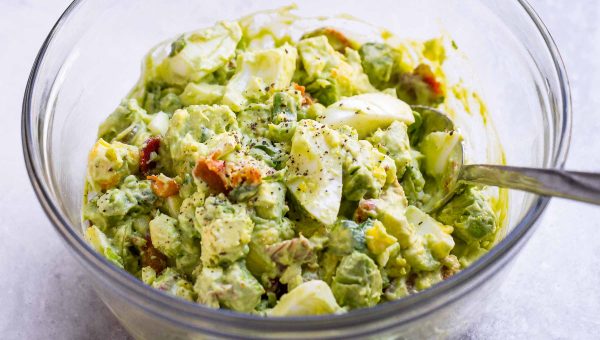 Creamy Avocado Egg Salad with Crispy Bacon - #recipe by #eatwell101 - https://www.eatwell101.com/avocado-egg-salad-recipe