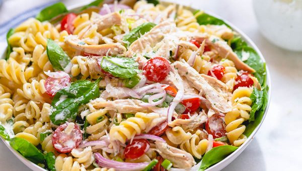 Chicken Spinach Pasta Salad with Creamy Ranch Dressing - #recipe by #eatwell101 - https://www.eatwell101.com/chicken-spinach-pasta-salad-recipe