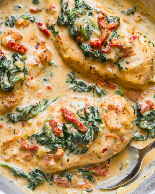 Chicken with Spinach in Creamy Parmesan Sauce - #recipe by #eatwell101 - https://www.eatwell101.com/chicken-with-spinach-creamy-parmesan-sauce