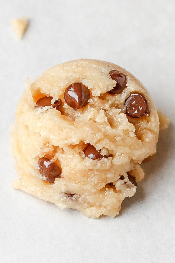 Cookie Dough Fat Bombs {Low Carb – Keto} - #recipe by #eatwell101 - https://www.eatwell101.com/cookie-dough-fat-bombs-low-carb-keto
