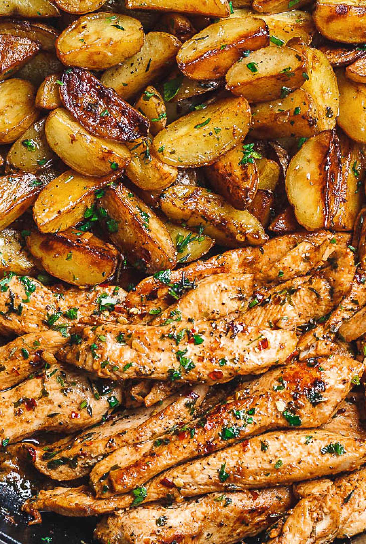 Garlic Butter Chicken and Potatoes Skillet - #recipe by #eatwell101 - https://www.eatwell101.com/garlic-butter-chicken-and-potatoes-skillet