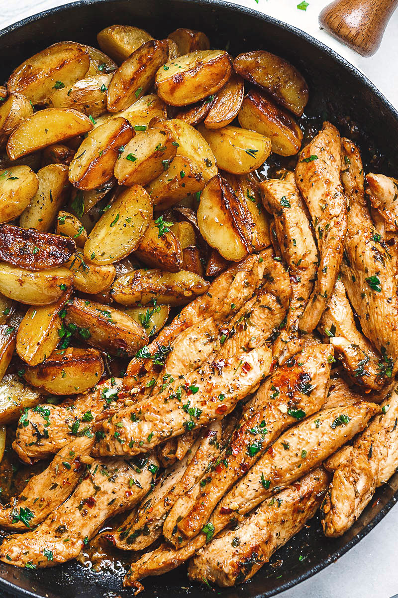 Garlic Butter Chicken and Potatoes Skillet - #eatwell101 #recipe One skillet. This chicken recipe is pretty much the easiest and tastiest dinner for any weeknight! #Garlic #Butter #Chicken #Potatoes #Dinner - #recipe by #eatwell101