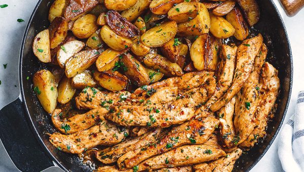 Garlic Butter Chicken and Potatoes Skillet - #recipe by #eatwell101 - https://www.eatwell101.com/garlic-butter-chicken-and-potatoes-skillet