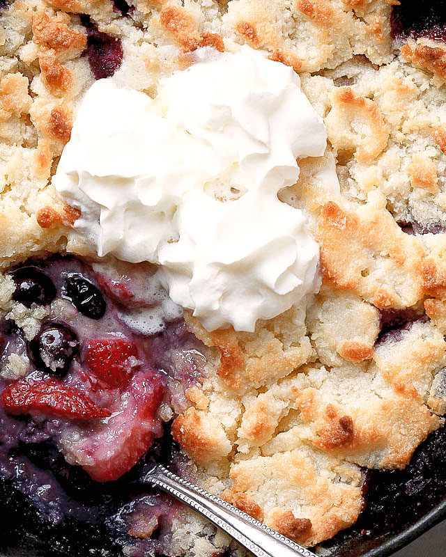 Berry Cobbler {Low-Carb, Keto} - #recipe by #eatwell101 - https://www.eatwell101.com/keto-berry-cobbler-recipe