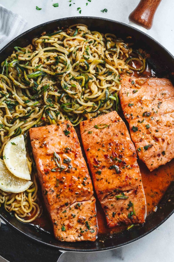 Lemon Garlic Butter Salmon with Zucchini Noodles - #recipe by #eatwell101 - https://www.eatwell101.com/lemon-garlic-butter-salmon-with-zucchini-noodles