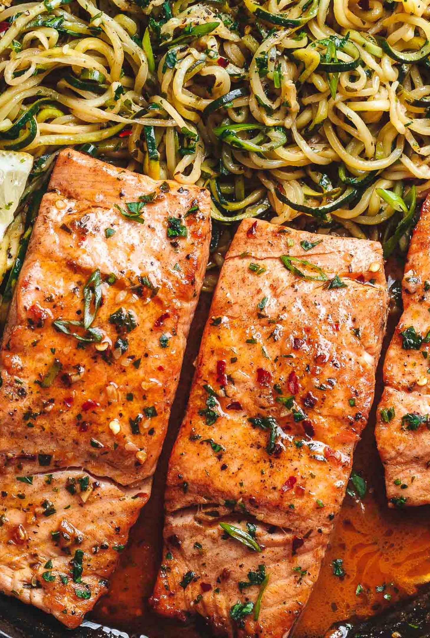 Lemon Garlic Butter Salmon with Zucchini Noodles - #recipe by #eatwell101 - https://www.eatwell101.com/lemon-garlic-butter-salmon-with-zucchini-noodles