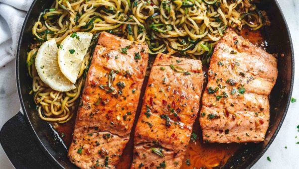 Lemon Garlic Butter Salmon with Zucchini Noodles - #recipe by #eatwell101 - https://www.eatwell101.com/lemon-garlic-butter-salmon-with-zucchini-noodles