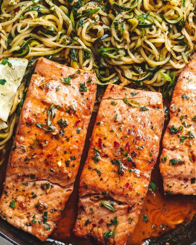 Lemon Garlic Butter Salmon with Zucchini Noodles - #recipe by #eatwell101 - https://www.eatwell101.com/lemon-garlic-butter-salmon-with-zucchini-noodles