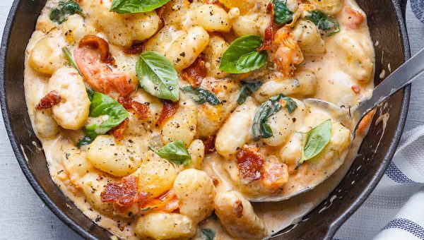 Potato Gnocchi in Bacon Spinach Cream Sauce - #recipe by #eatwell101 - https://www.eatwell101.com/gnocchi-in-bacon-spinach-cream-sauce-recipe