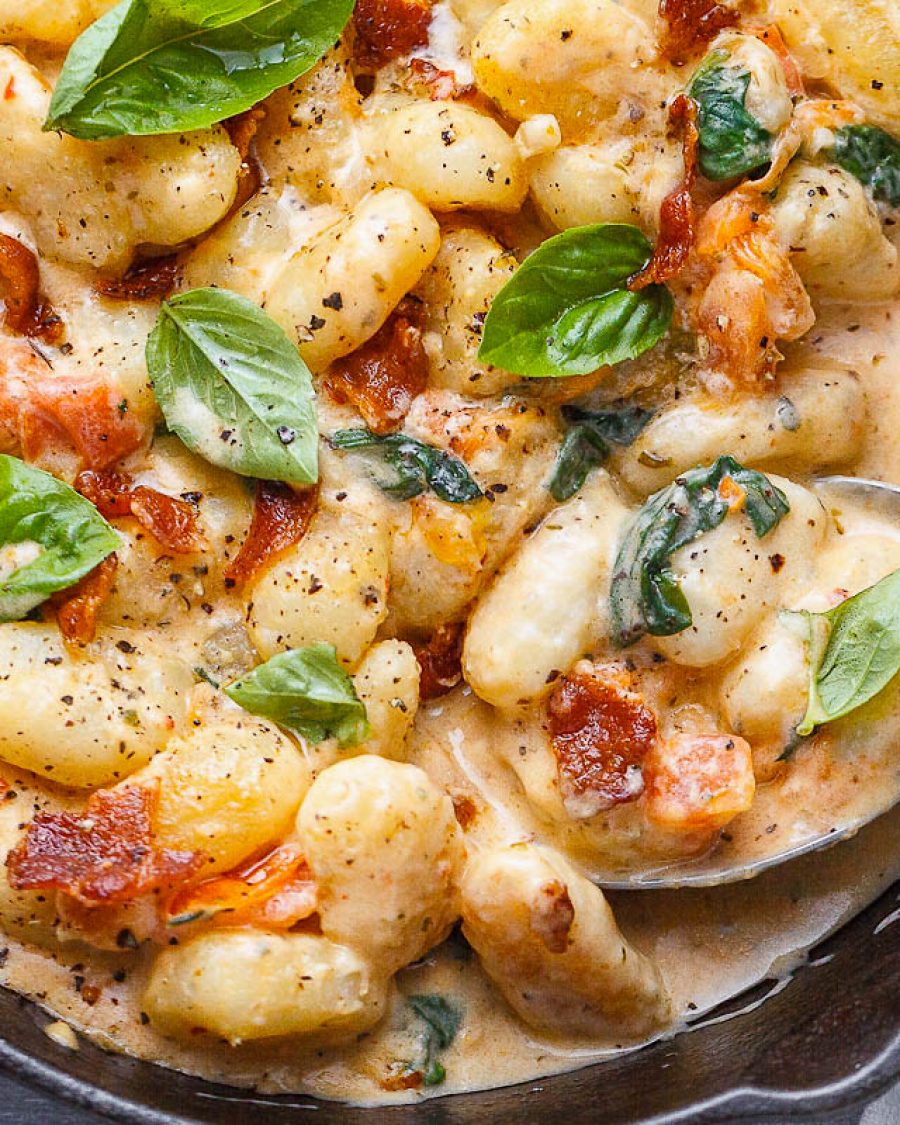 Potato Gnocchi in Bacon Spinach Cream Sauce - #recipe by #eatwell101 - https://www.eatwell101.com/gnocchi-in-bacon-spinach-cream-sauce-recipe