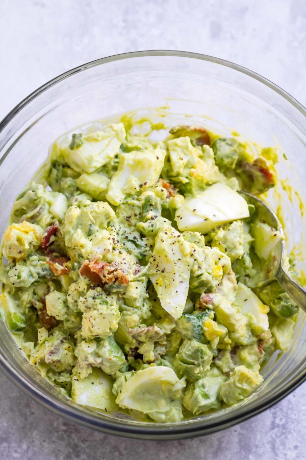 Creamy Avocado Egg Salad - #recipe by #eatwell101 - https://www.eatwell101.com/avocado-egg-salad-recipe