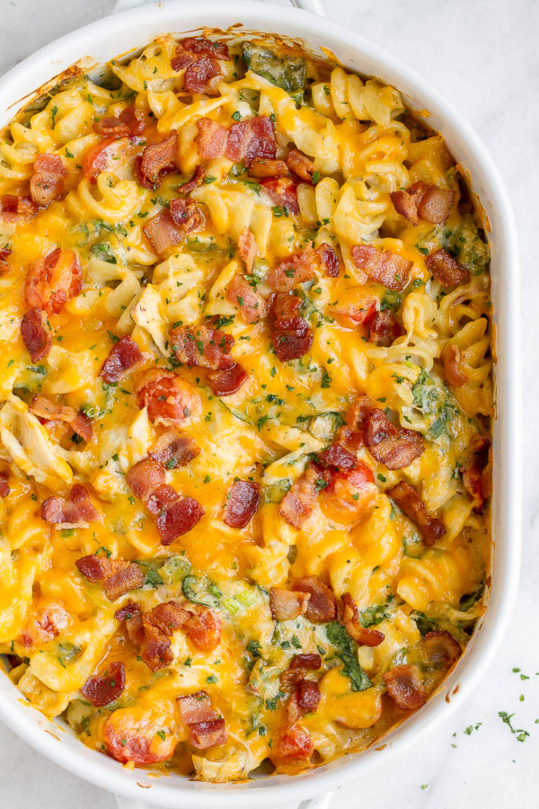 Cheesy Chicken Pasta Casserole with Spinach and Bacon - #recipe by #eatwell101 - https://www.eatwell101.com/chicken-pasta-casserole-recipe