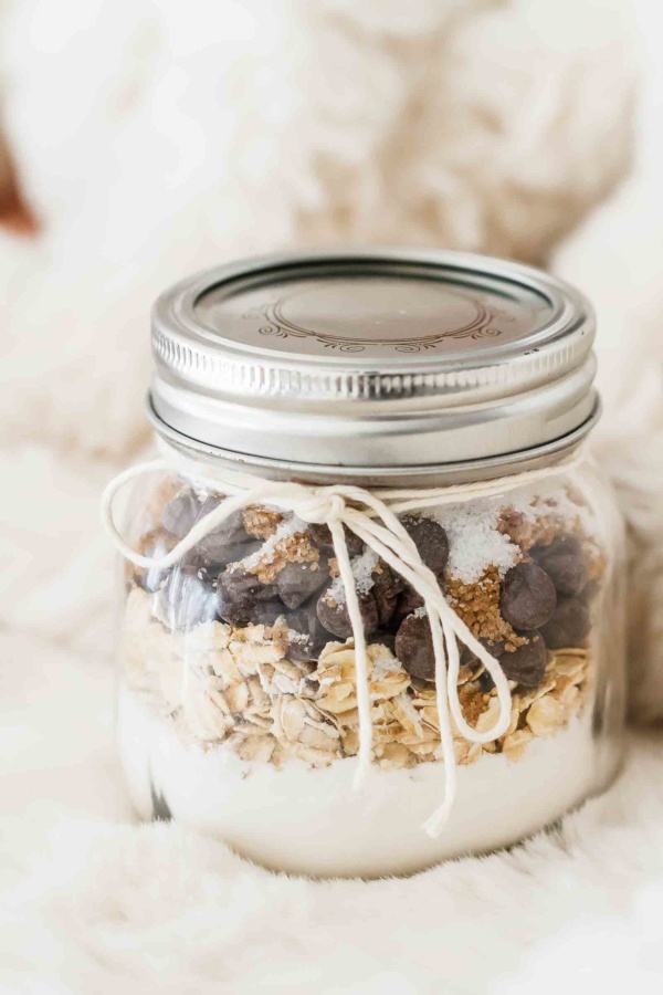 Mason Jar Gift: Almond Chocolate Cookie Mix - #recipe by #eatwell101 - https://www.eatwell101.com/mason-jar-almond-chocolate-cookie-mix