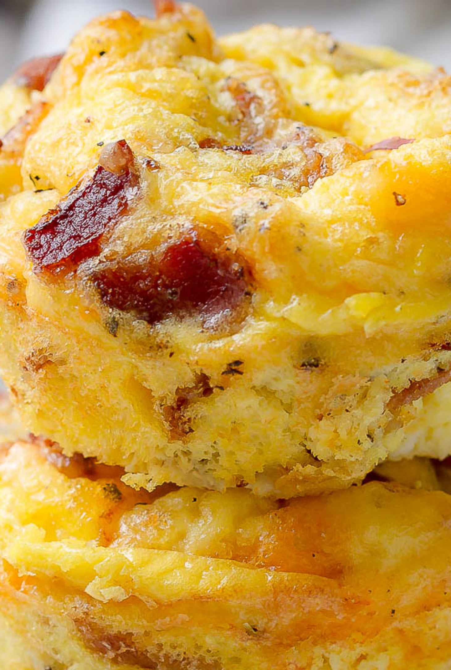 Cheesy Bacon Egg Muffins - #recipe by #eatwell101 - https://www.eatwell101.com/cheesy-bacon-egg-muffins