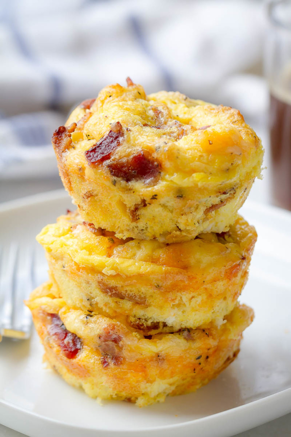 Cheesy Bacon Egg Muffins - #recipe by #eatwell101 - https://www.eatwell101.com/cheesy-bacon-egg-muffins