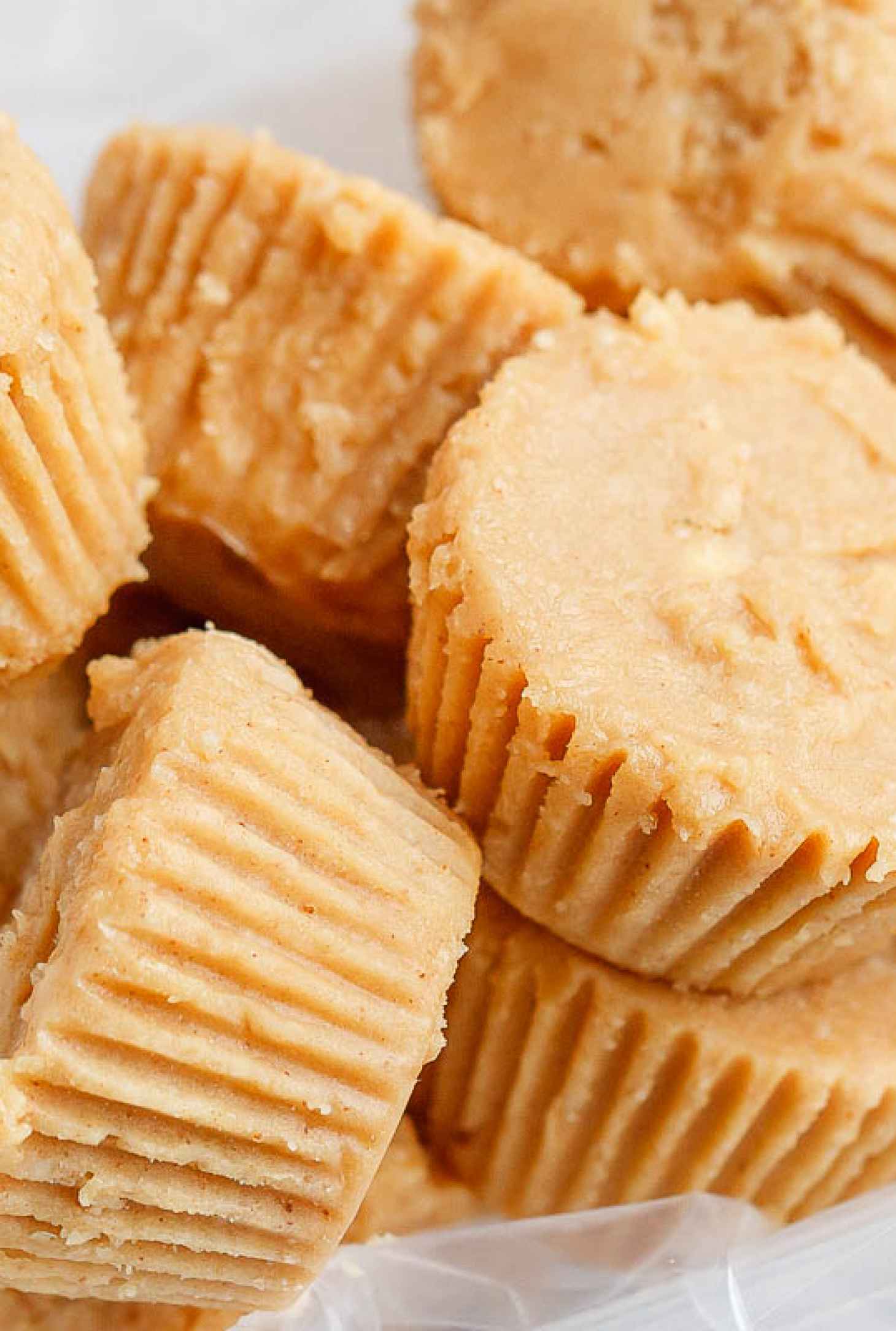 Keto Cream Cheese Peanut Butter Fat Bombs - #recipe by #eatwell101 - https://www.eatwell101.com/keto-peanut-butter-fat-bombs-recipe