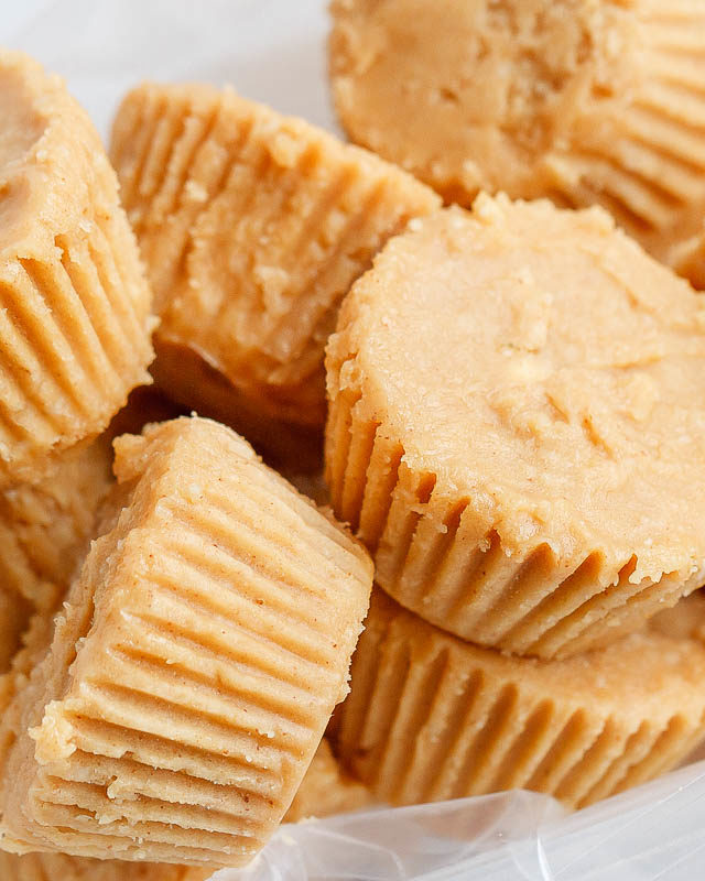 Keto Cream Cheese Peanut Butter Fat Bombs - #recipe by #eatwell101 - https://www.eatwell101.com/keto-peanut-butter-fat-bombs-recipe
