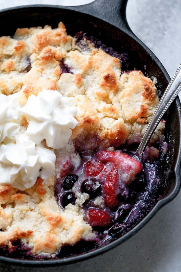 Berry Cobbler {Low-Carb, Keto} - #recipe by #eatwell101 - https://www.eatwell101.com/keto-berry-cobbler-recipe