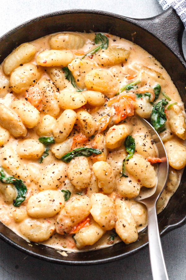 Potato Gnocchi in Bacon Spinach Cream Sauce - #recipe by #eatwell101 - https://www.eatwell101.com/gnocchi-in-bacon-spinach-cream-sauce-recipe