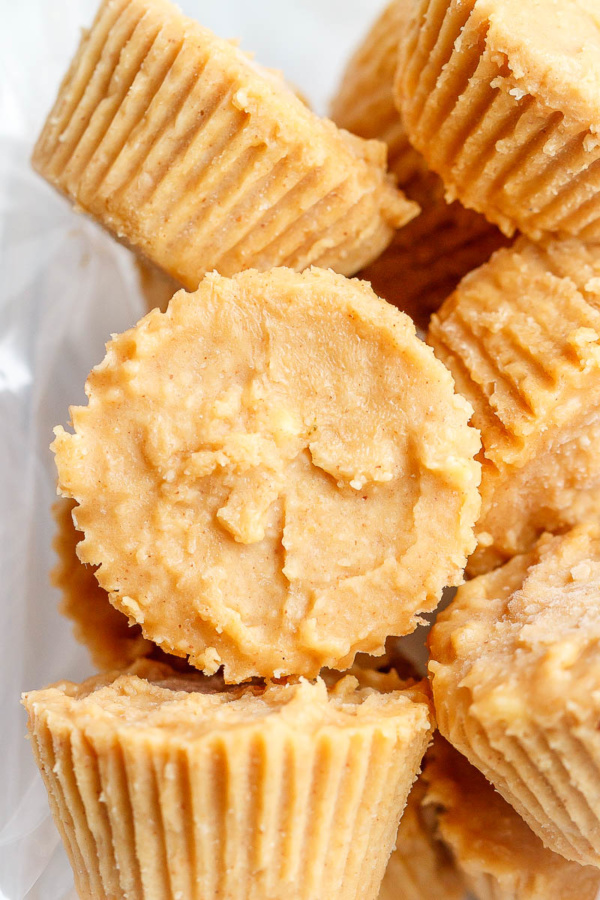 Keto Cream Cheese Peanut Butter Fat Bombs - #recipe by #eatwell101 - https://www.eatwell101.com/keto-peanut-butter-fat-bombs-recipe