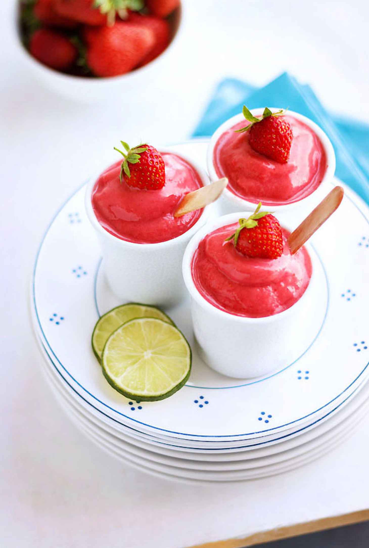 Strawberry Frozen Yogurt - #recipe by #eatwell101 - https://www.eatwell101.com/keto-strawberry-frozen-yogurt-recipe