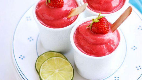 Keto Strawberry Frozen Yogurt - #recipe by #eatwell101 - https://www.eatwell101.com/keto-strawberry-frozen-yogurt-recipe