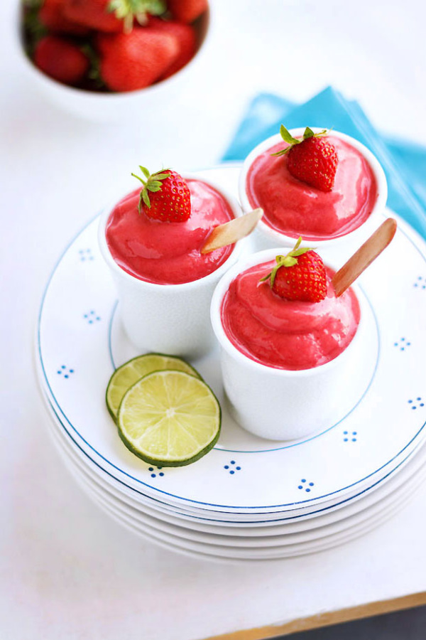 Strawberry Frozen Yogurt - #recipe by #eatwell101 - https://www.eatwell101.com/keto-strawberry-frozen-yogurt-recipe