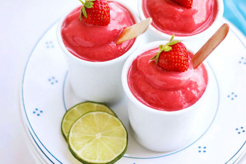 Keto Strawberry Frozen Yogurt - #recipe by #eatwell101 - https://www.eatwell101.com/keto-strawberry-frozen-yogurt-recipe