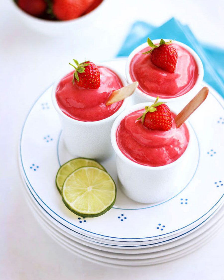 Strawberry Frozen Yogurt - #recipe by #eatwell101 - https://www.eatwell101.com/keto-strawberry-frozen-yogurt-recipe