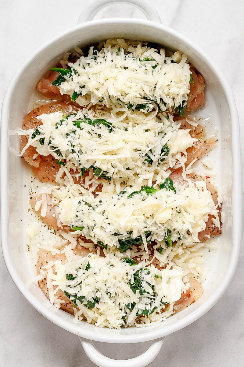 Spinach Chicken Casserole with Cream #Cheese and Mozzarella - #eatwell101 #recipe All of the delicious flavors of cream cheese, spinach, and chicken are packed into this delicious dinner recipe! #chicken #Casserole #spinach #CreamCheese #Mozzarella #dinner #recipe