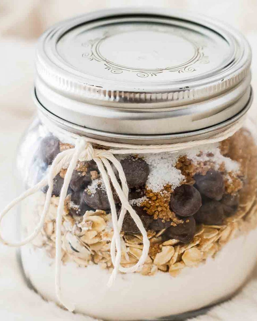 Mason Jar Gift: Almond Chocolate Cookie Mix - #recipe by #eatwell101 - https://www.eatwell101.com/mason-jar-almond-chocolate-cookie-mix